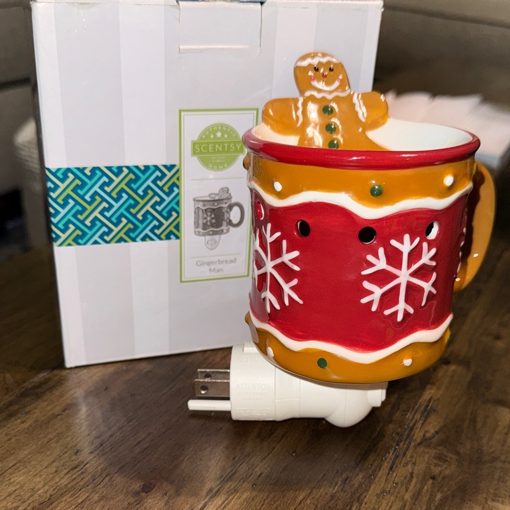 Scentsy Holiday Red & Gold Gingerbread Mug Plug-In Wax Fragrance Warmer w/Box